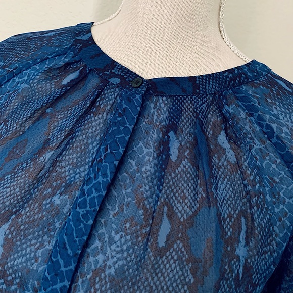 HP 🎉 BANANA REPUBLIC Python Print Blouse - Picture 4 of 12